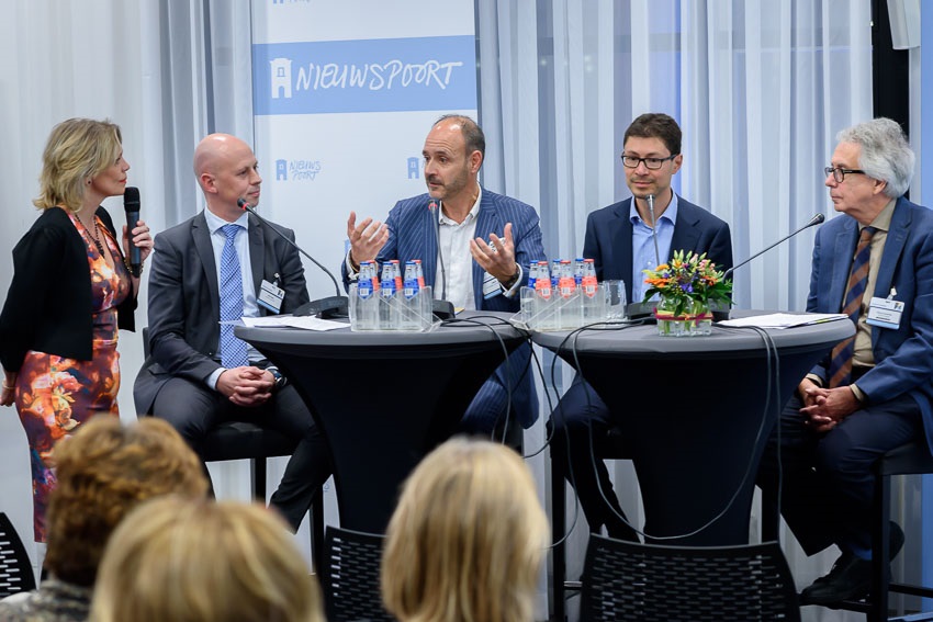 Foto van een paneldiscussie