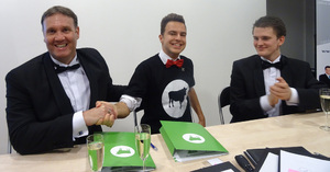 Van Ons WordPress Development tekent sponsorcontract Dé Nederlandse Debatclub