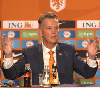 (+ VIDEO) -- De meesterlijke debattruc van Louis van Gaal tijdens persconferentie